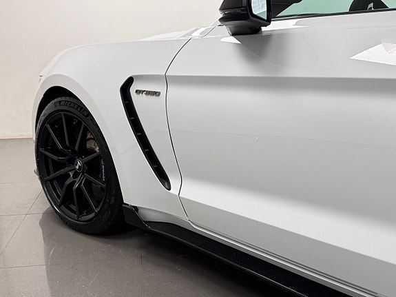 Ford Mustang 13 of 22