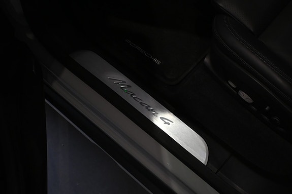 Porsche Macan 4 14 of 26