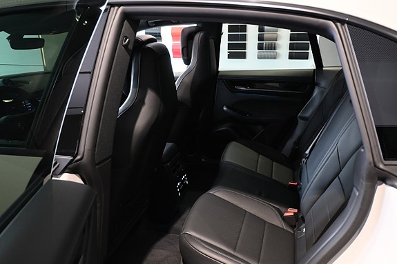 Porsche Macan 4 17 of 26