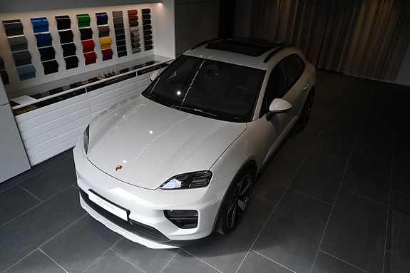 Porsche Macan 4 11 of 26
