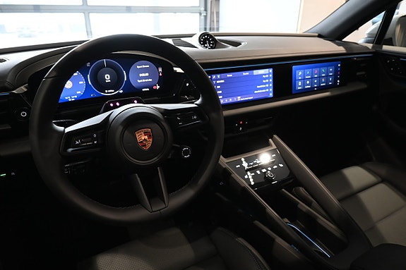 Porsche Macan 4 24 of 26