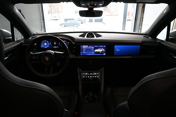 Porsche Macan 4 15 of 26