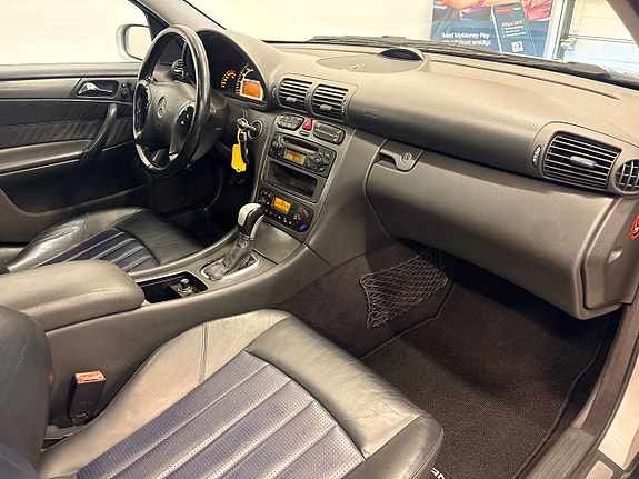 Mercedes-Benz C32 23 of 30
