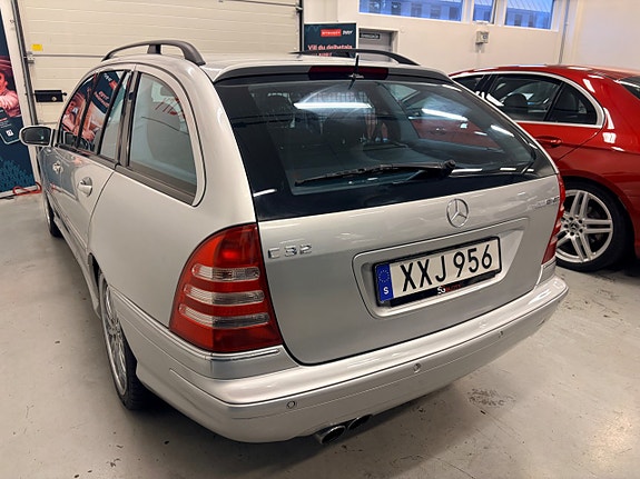 Mercedes-Benz C32 16 of 30