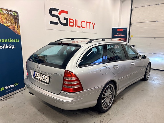 Mercedes-Benz C32 10 of 30