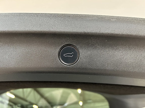 Tesla Model Y 18 of 27