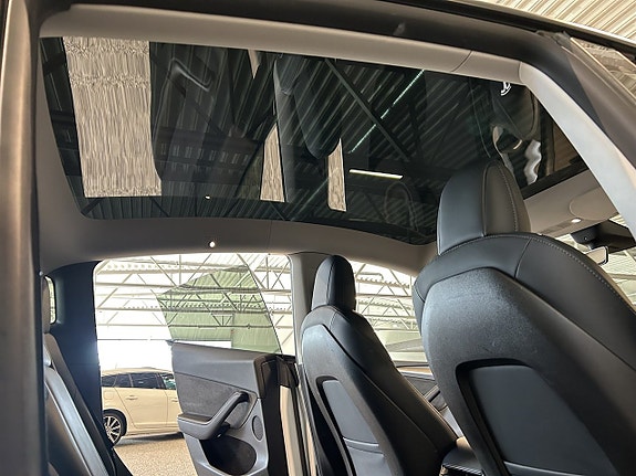Tesla Model Y 22 of 27