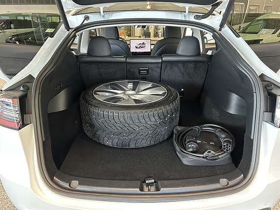 Tesla Model Y 16 of 27
