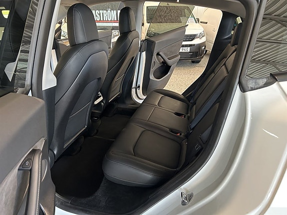 Tesla Model Y 15 of 27