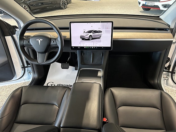 Tesla Model Y 21 of 27