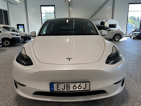 Tesla Model Y 11 of 27