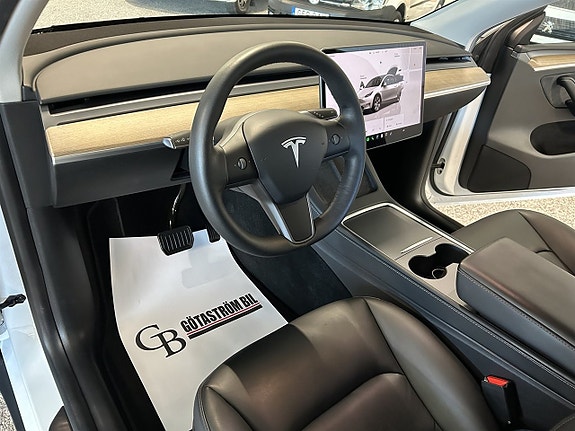 Tesla Model Y 13 of 27