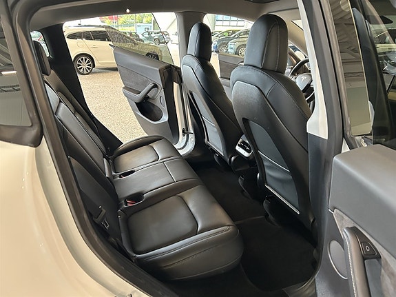 Tesla Model Y 19 of 27