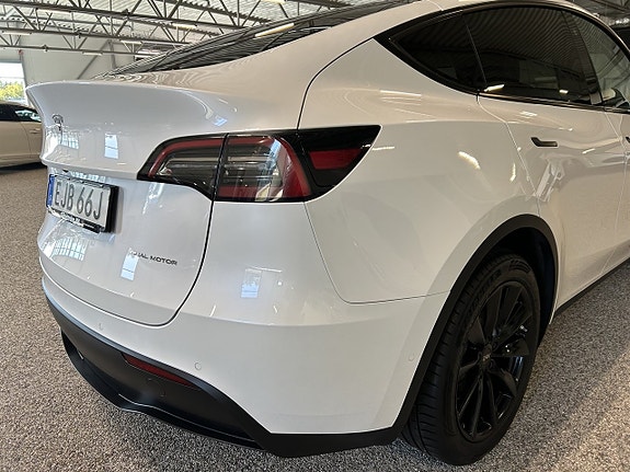 Tesla Model Y 8 of 27