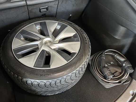Tesla Model Y 17 of 27