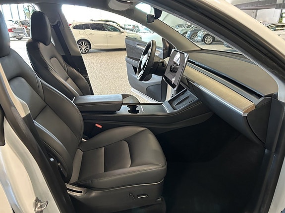 Tesla Model Y 20 of 27
