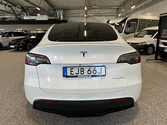 Tesla Model Y 3 of 27
