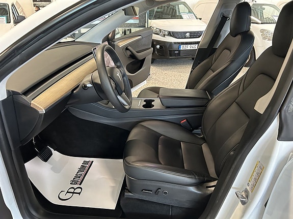 Tesla Model Y 12 of 27