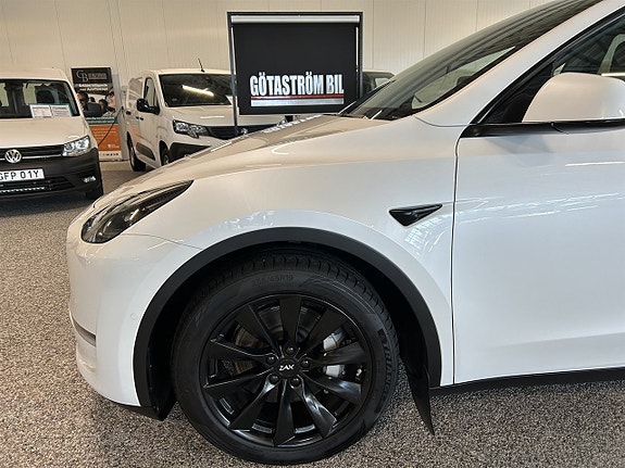 Tesla Model Y 10 of 27