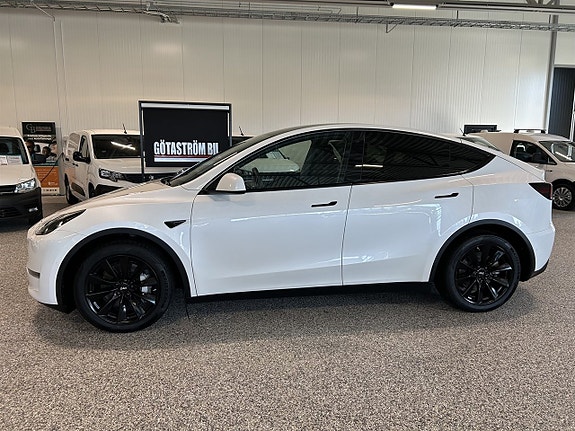 Tesla Model Y 9 of 27