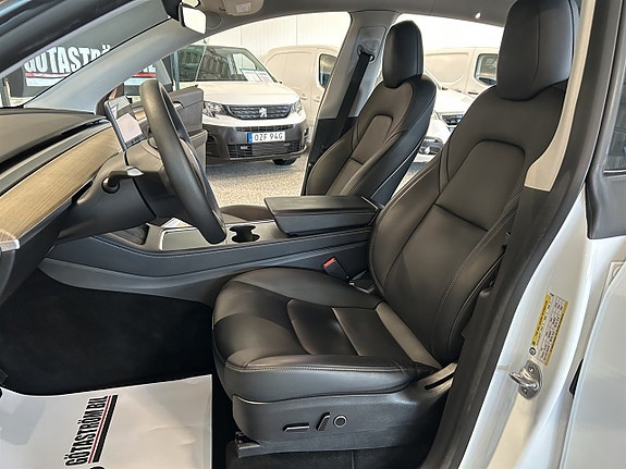 Tesla Model Y 14 of 27