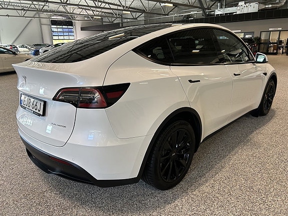 Tesla Model Y 4 of 27