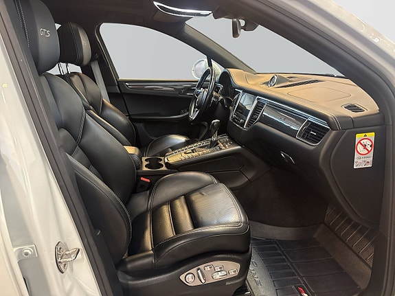 Porsche Macan GTS 9 of 28