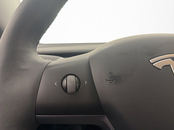 Tesla Model Y 22 of 30