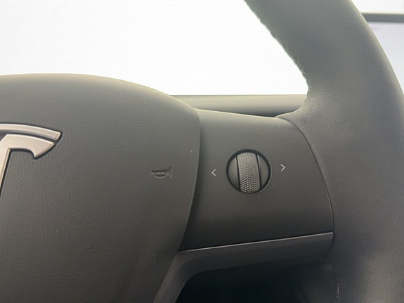 Tesla Model Y 23 of 30
