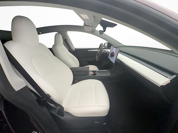 Tesla Model Y 18 of 30