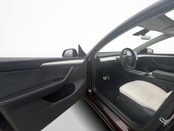 Tesla Model Y 14 of 30