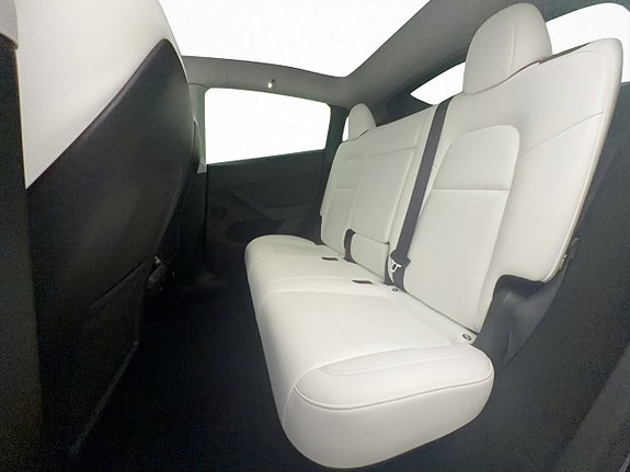 Tesla Model Y 20 of 30