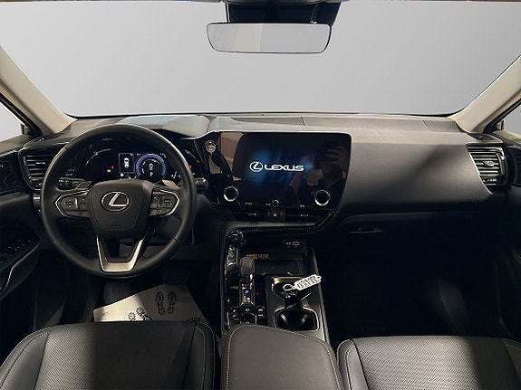 Lexus NX450h+ 9 of 17