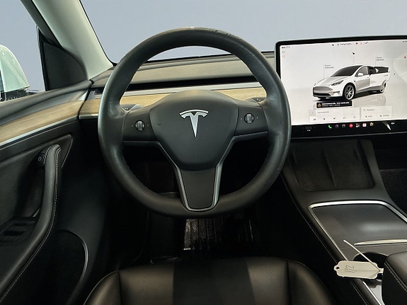Tesla Model Y 9 of 23