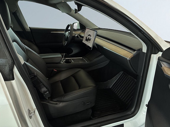 Tesla Model Y 10 of 23