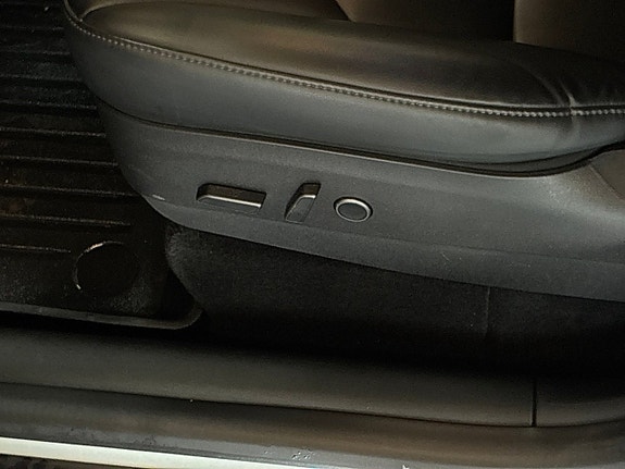 Tesla Model Y 18 of 23