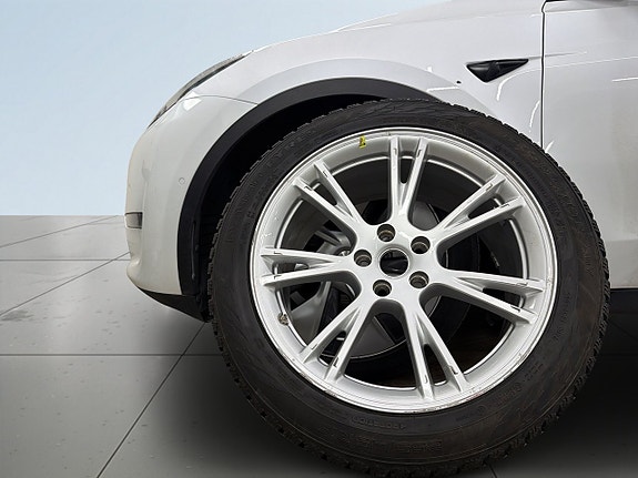 Tesla Model Y 14 of 23