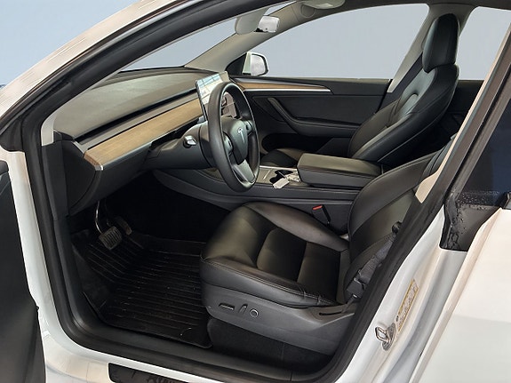 Tesla Model Y 7 of 23