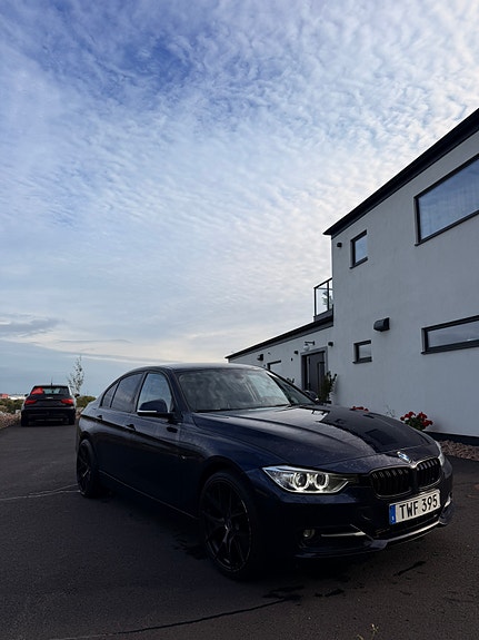 BMW 318d 3 of 5