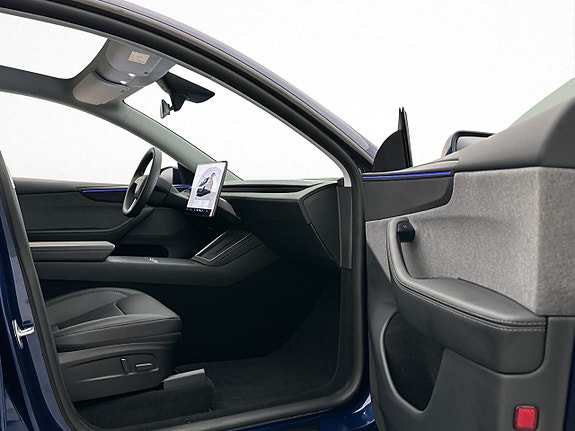 Tesla Model Y 26 of 30