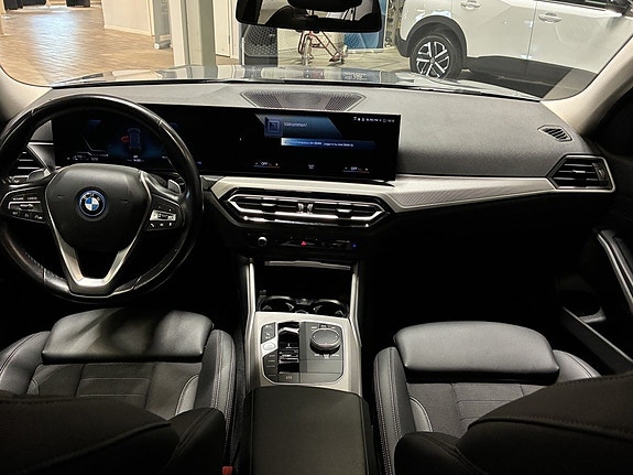 BMW 330e 13 of 23