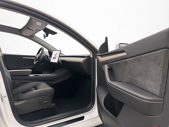 Tesla Model Y 17 of 30