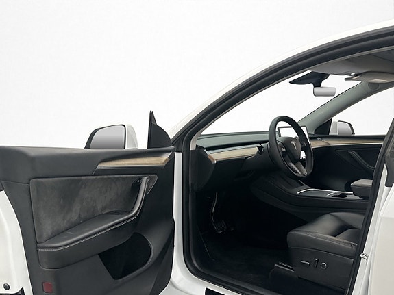 Tesla Model Y 12 of 30