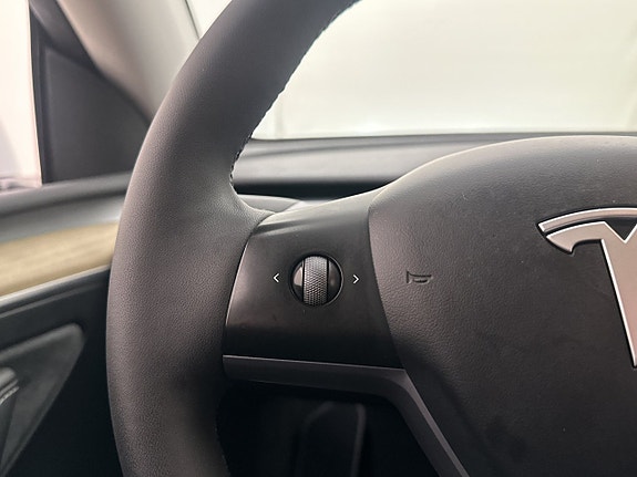 Tesla Model Y 20 of 30