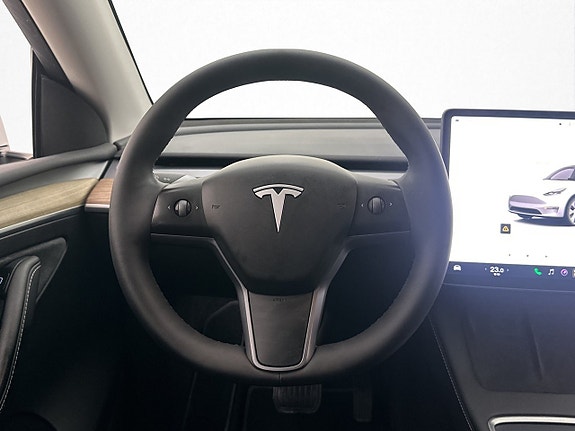 Tesla Model Y 15 of 30