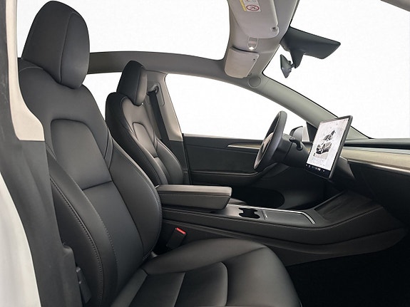 Tesla Model Y 16 of 30