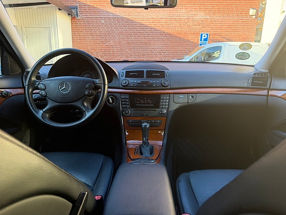 Mercedes-Benz E200 10 of 11