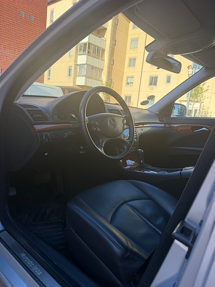 Mercedes-Benz E200 7 of 11