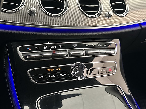 Mercedes-Benz E200 25 of 30