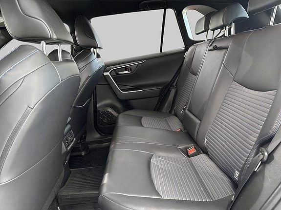 Toyota RAV4 8 of 11
